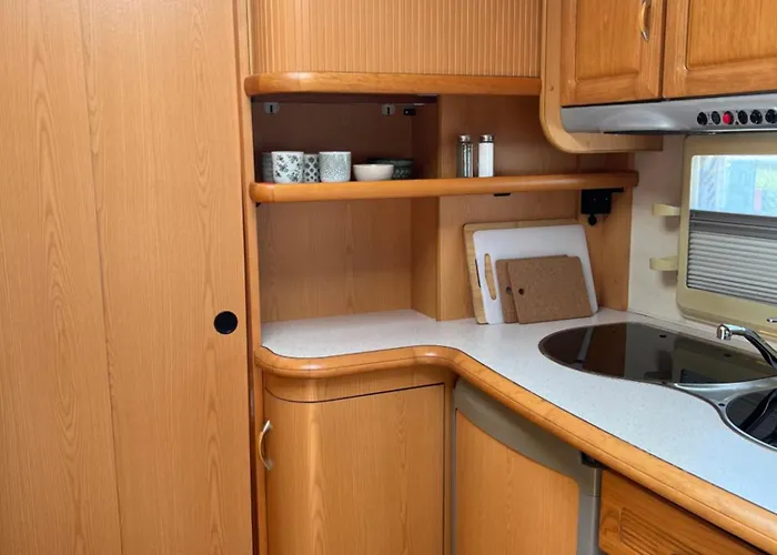 Roza Wiatrow Camp * 亚斯塔尔尼亚